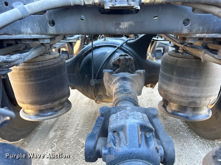 image for item EM8446 2018 Freightliner Cascadia semi truck