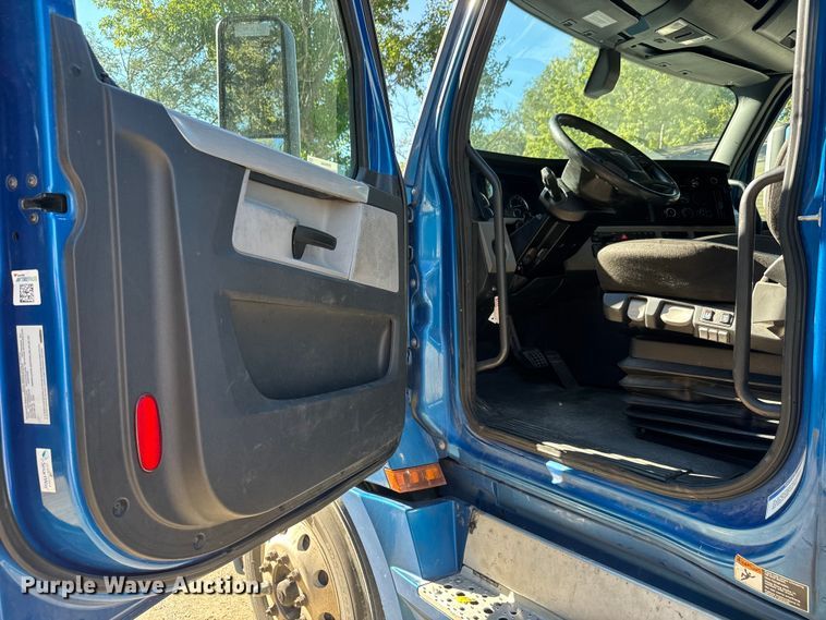 image for item EM8446 2018 Freightliner Cascadia semi truck