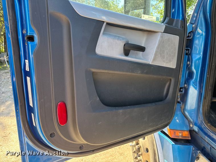 image for item EM8446 2018 Freightliner Cascadia semi truck