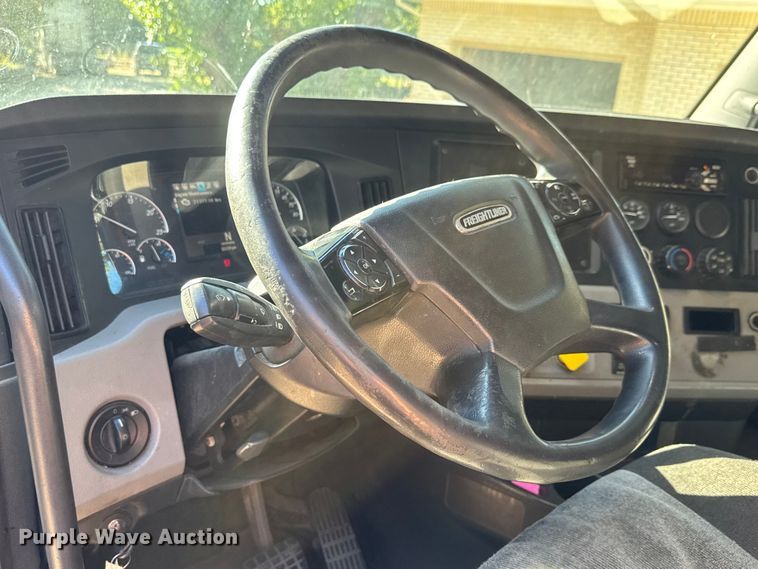 image for item EM8446 2018 Freightliner Cascadia semi truck