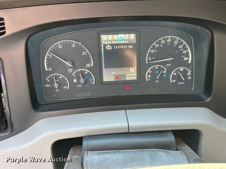 image for item EM8446 2018 Freightliner Cascadia semi truck