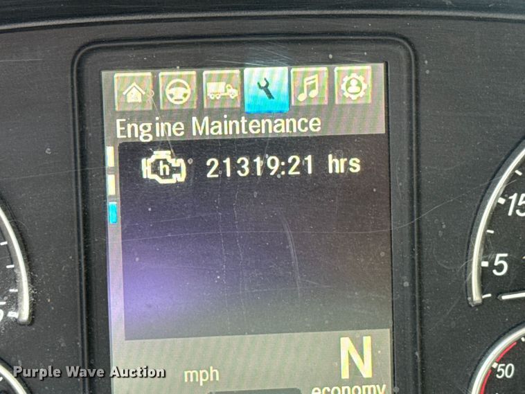 image for item EM8446 2018 Freightliner Cascadia semi truck