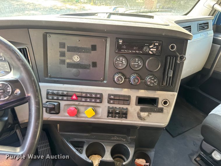 image for item EM8446 2018 Freightliner Cascadia semi truck