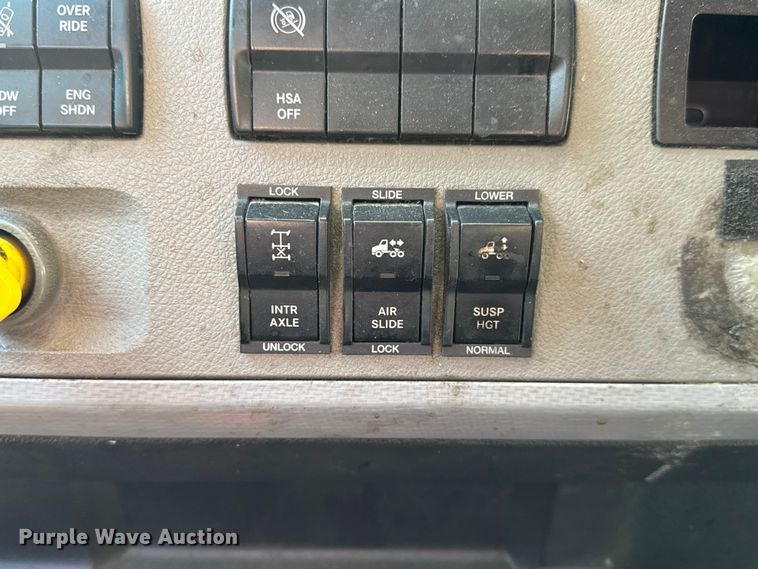 image for item EM8446 2018 Freightliner Cascadia semi truck