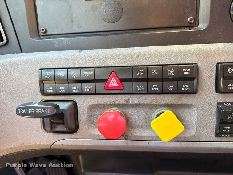 image for item EM8446 2018 Freightliner Cascadia semi truck