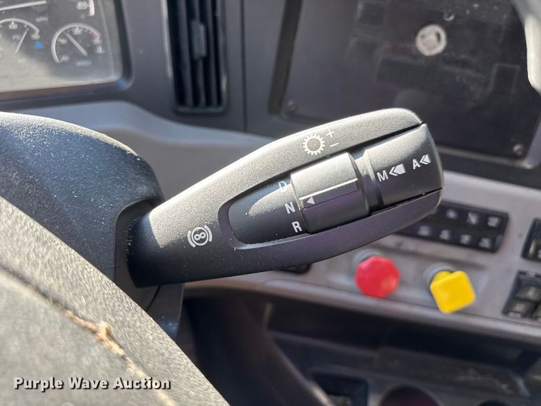 image for item EM8446 2018 Freightliner Cascadia semi truck