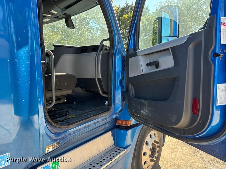 image for item EM8446 2018 Freightliner Cascadia semi truck