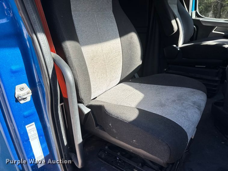 image for item EM8446 2018 Freightliner Cascadia semi truck