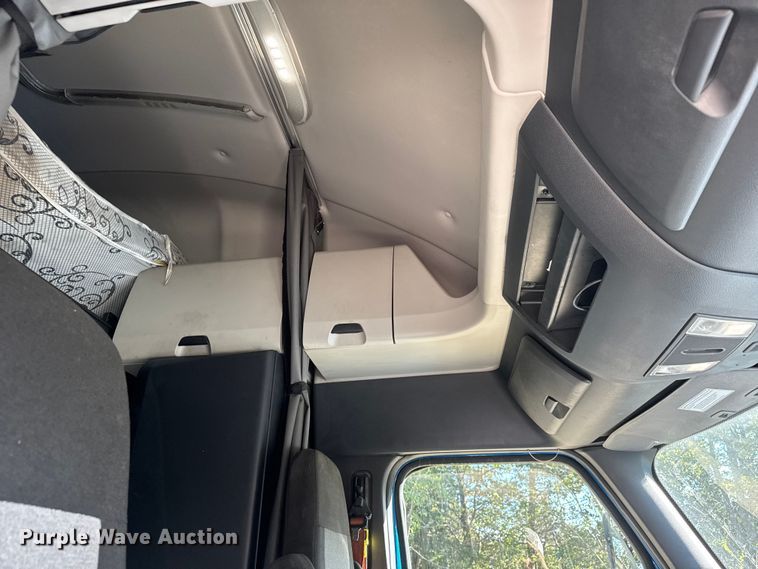 image for item EM8446 2018 Freightliner Cascadia semi truck