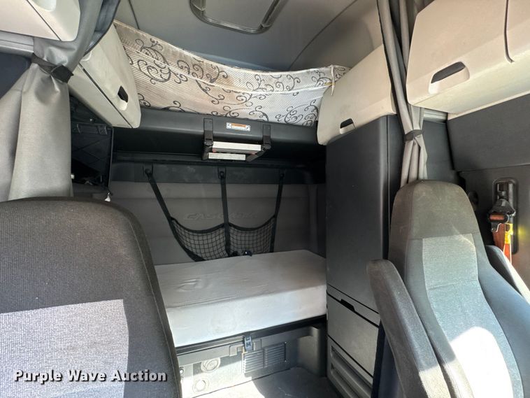 image for item EM8446 2018 Freightliner Cascadia semi truck