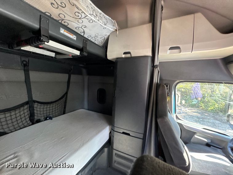 image for item EM8446 2018 Freightliner Cascadia semi truck