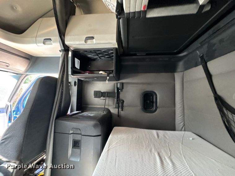 image for item EM8446 2018 Freightliner Cascadia semi truck