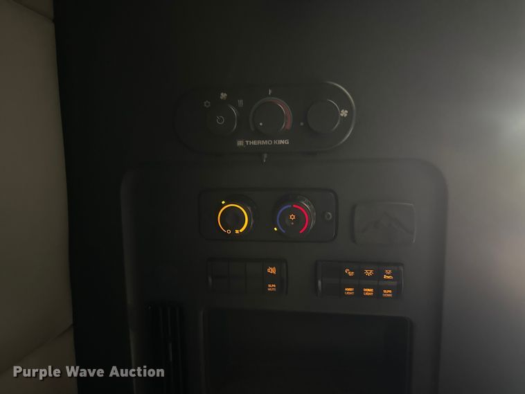 image for item EM8446 2018 Freightliner Cascadia semi truck