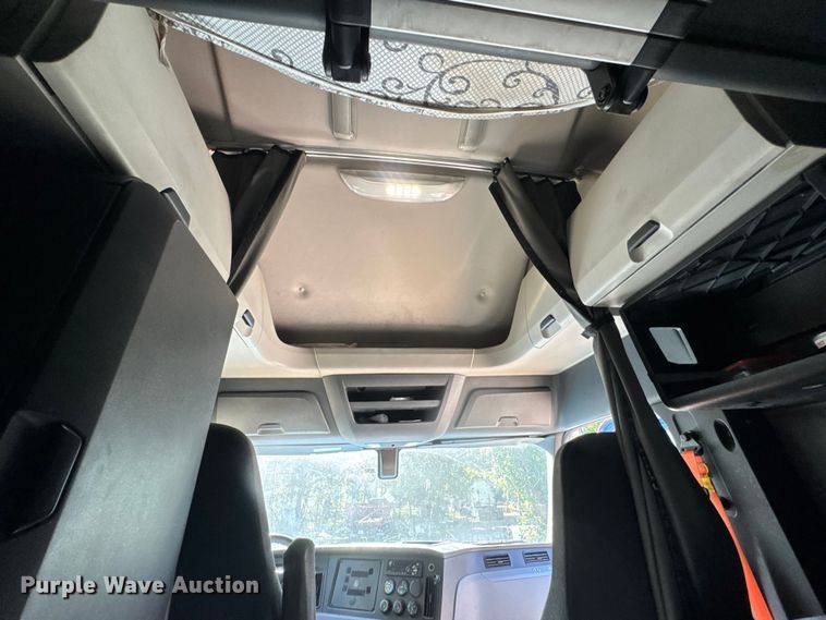 image for item EM8446 2018 Freightliner Cascadia semi truck