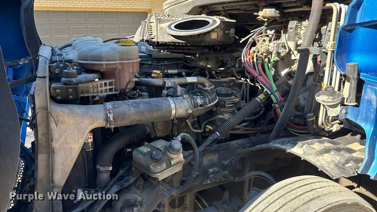 image for item EM8446 2018 Freightliner Cascadia semi truck