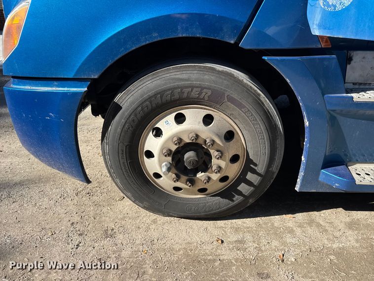 image for item EM8446 2018 Freightliner Cascadia semi truck