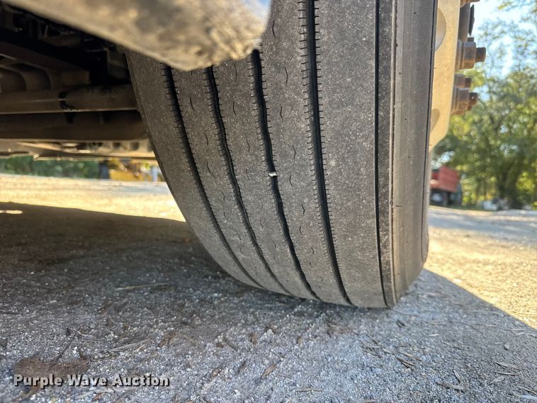 image for item EM8446 2018 Freightliner Cascadia semi truck