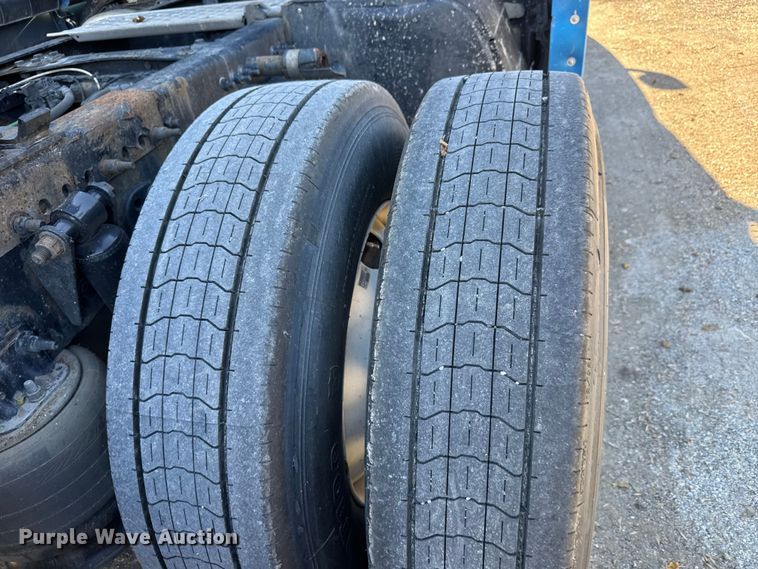 image for item EM8446 2018 Freightliner Cascadia semi truck