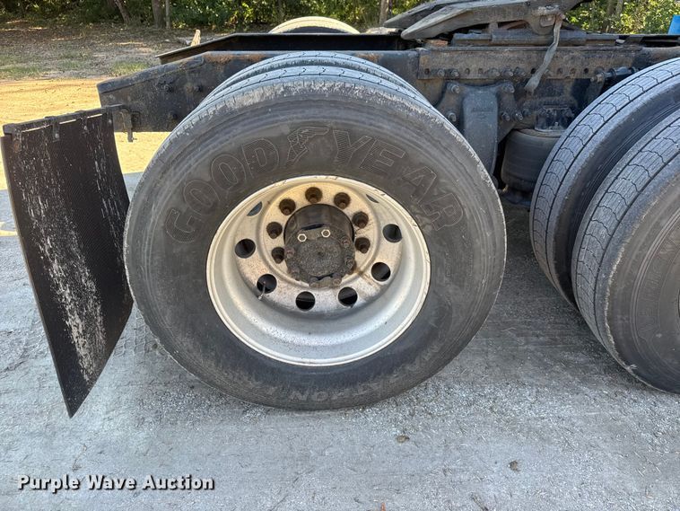 image for item EM8446 2018 Freightliner Cascadia semi truck