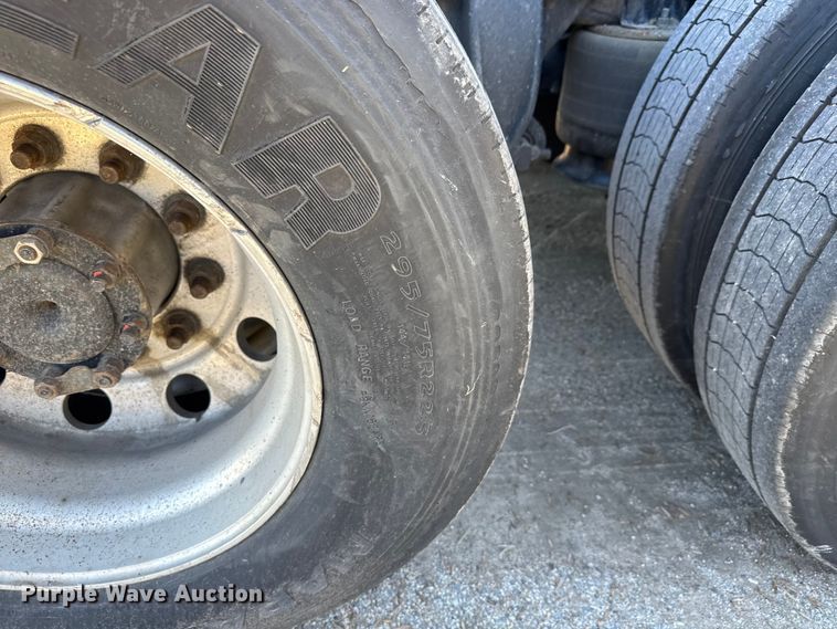 image for item EM8446 2018 Freightliner Cascadia semi truck