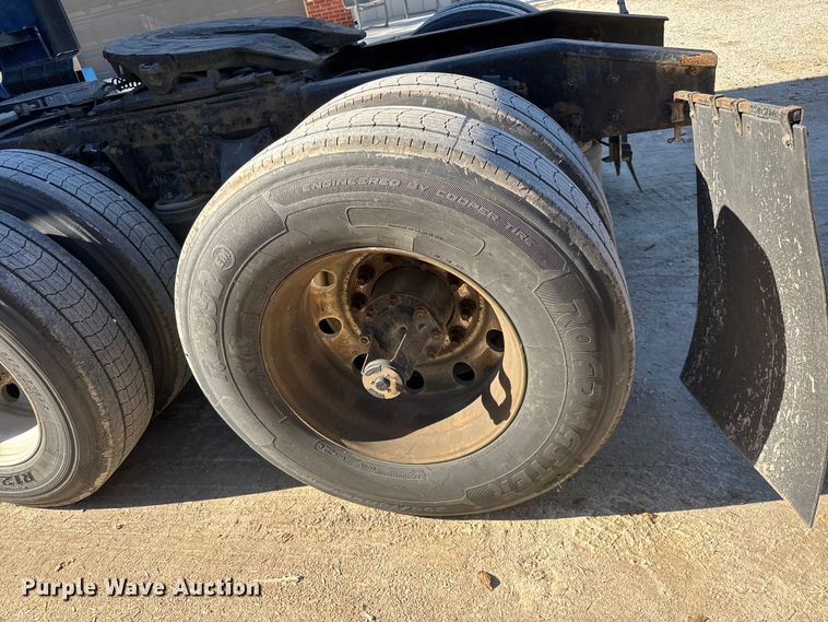 image for item EM8446 2018 Freightliner Cascadia semi truck