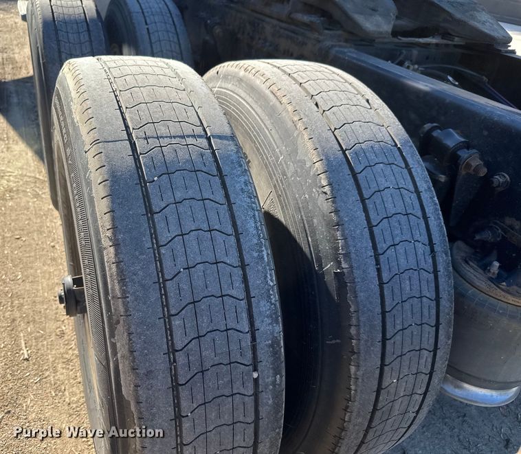 image for item EM8446 2018 Freightliner Cascadia semi truck