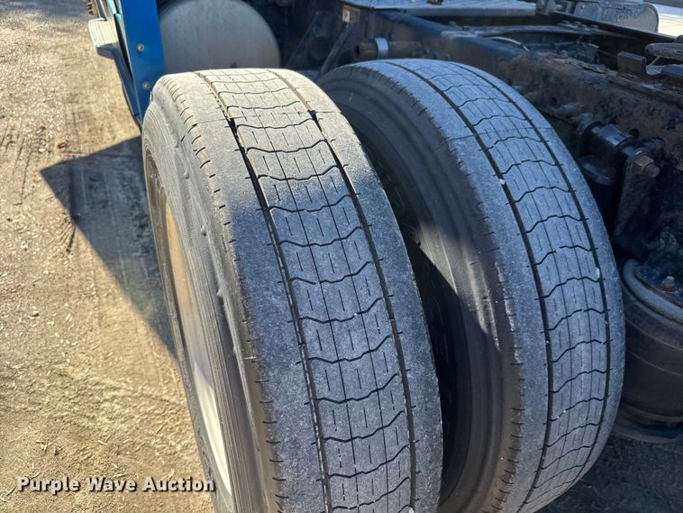 image for item EM8446 2018 Freightliner Cascadia semi truck