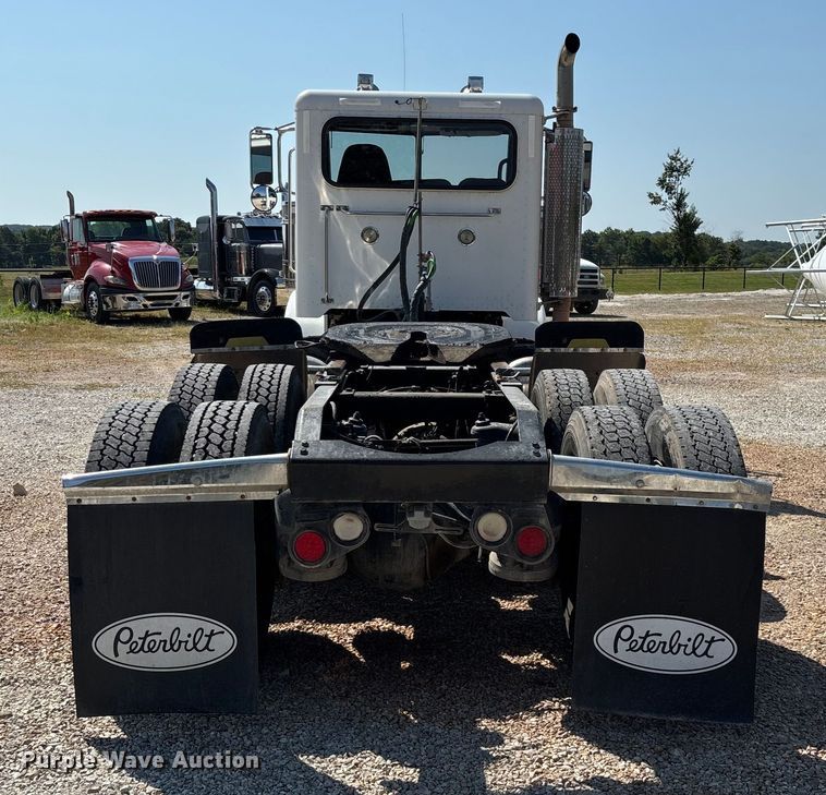 image for item EN5524 2008 Peterbilt 388 semi truck