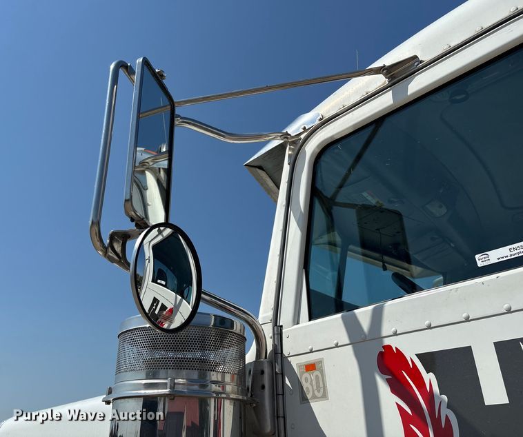 image for item EN5524 2008 Peterbilt 388 semi truck