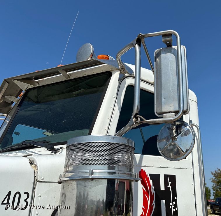 image for item EN5524 2008 Peterbilt 388 semi truck