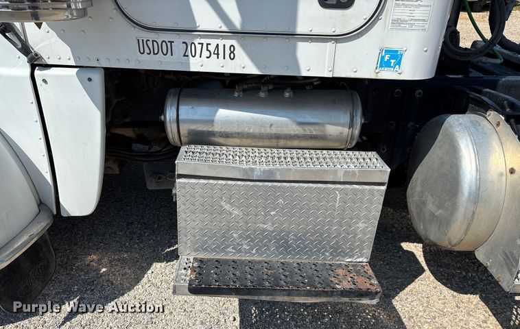 image for item EN5524 2008 Peterbilt 388 semi truck