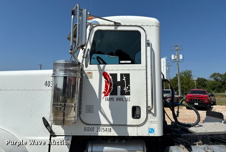 image for item EN5524 2008 Peterbilt 388 semi truck