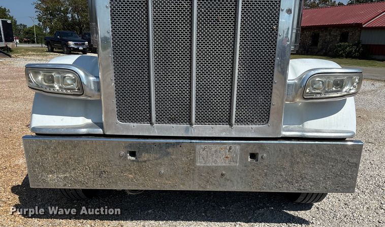 image for item EN5524 2008 Peterbilt 388 semi truck