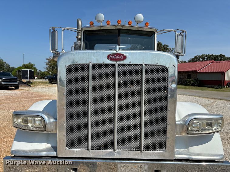 image for item EN5524 2008 Peterbilt 388 semi truck