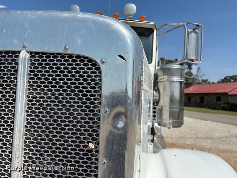 image for item EN5524 2008 Peterbilt 388 semi truck