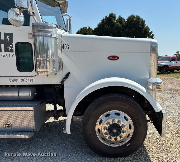 image for item EN5524 2008 Peterbilt 388 semi truck