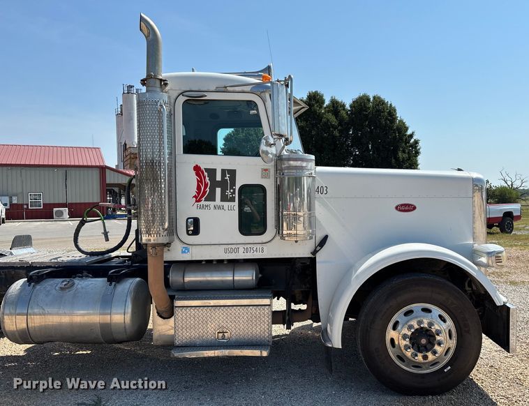image for item EN5524 2008 Peterbilt 388 semi truck