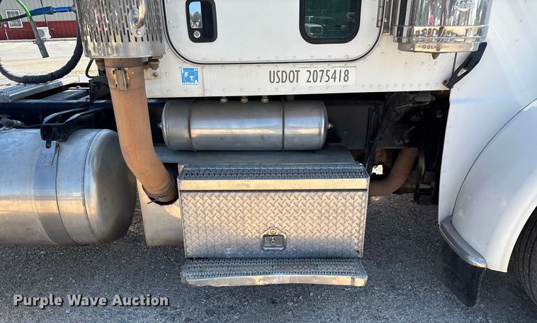 image for item EN5524 2008 Peterbilt 388 semi truck