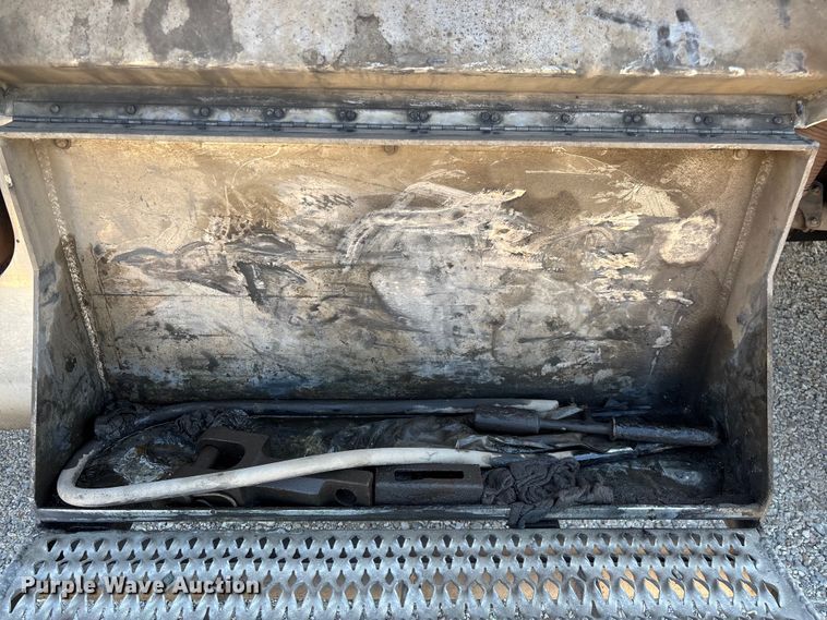 image for item EN5524 2008 Peterbilt 388 semi truck