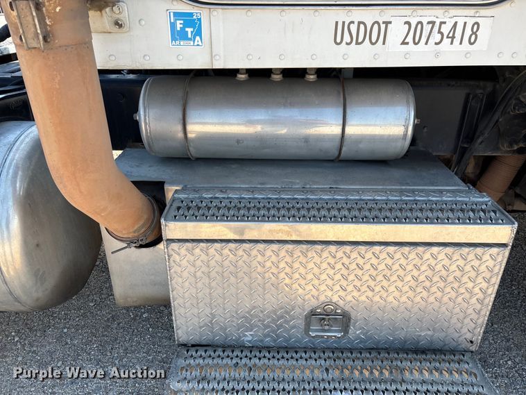 image for item EN5524 2008 Peterbilt 388 semi truck