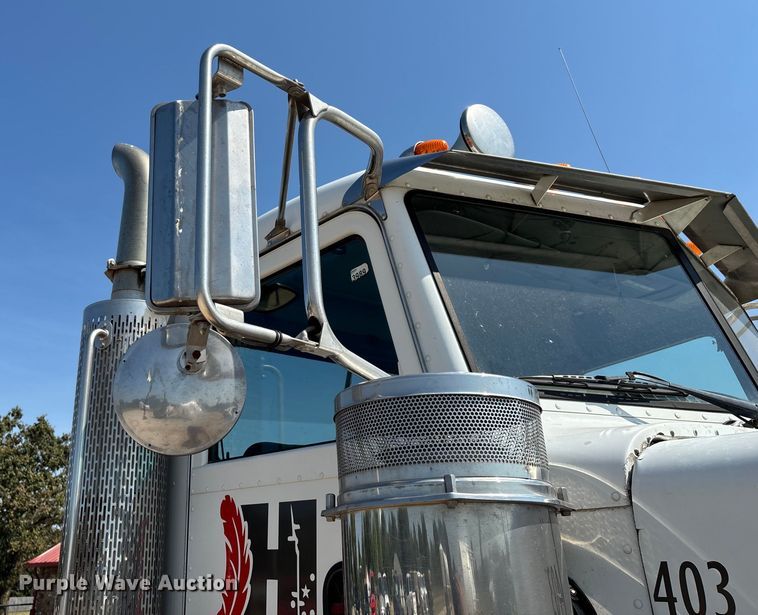 image for item EN5524 2008 Peterbilt 388 semi truck