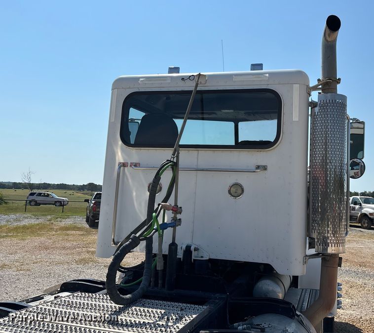 image for item EN5524 2008 Peterbilt 388 semi truck