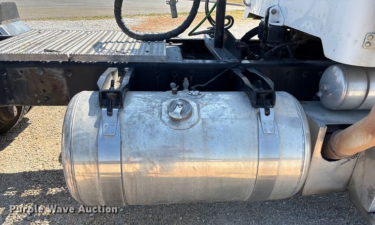 image for item EN5524 2008 Peterbilt 388 semi truck