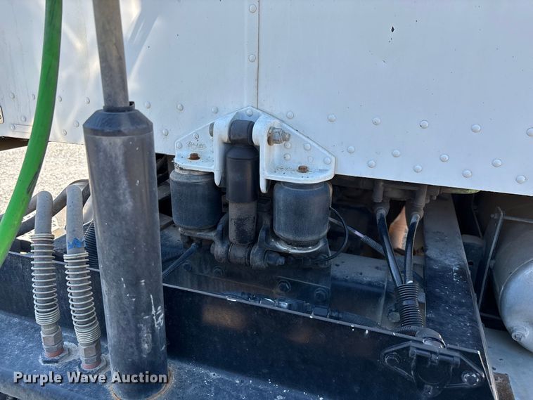 image for item EN5524 2008 Peterbilt 388 semi truck