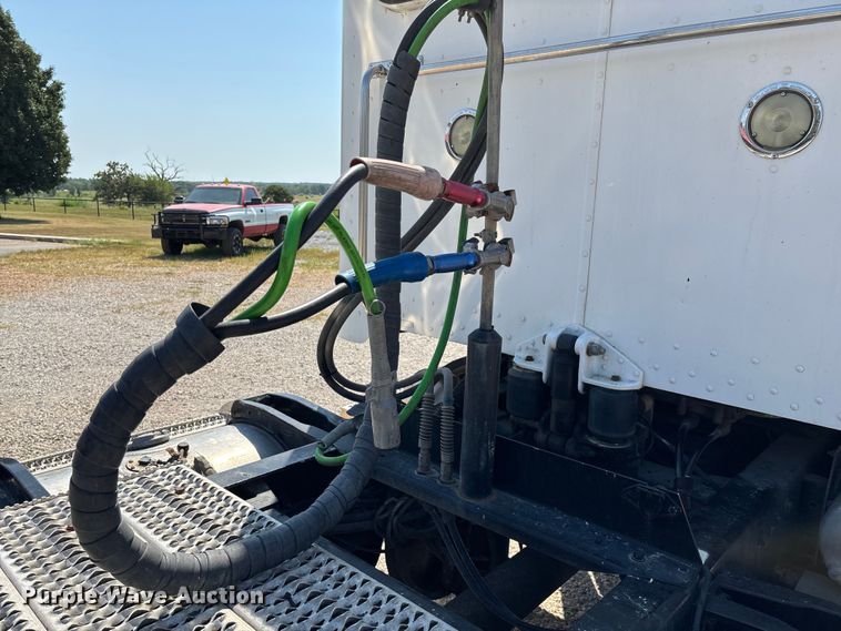 image for item EN5524 2008 Peterbilt 388 semi truck