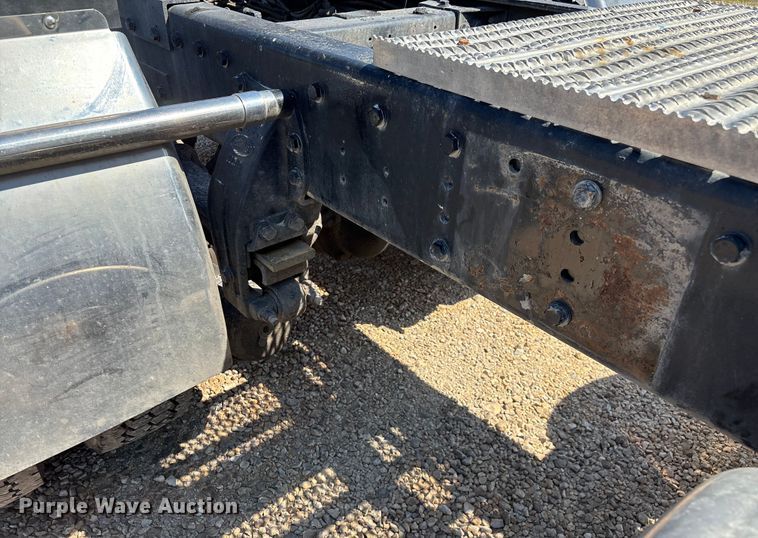 image for item EN5524 2008 Peterbilt 388 semi truck