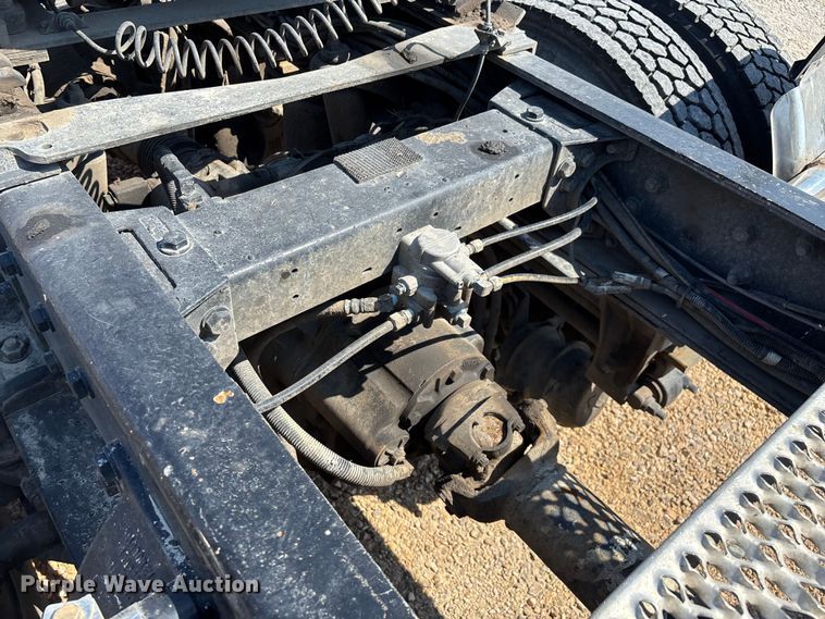 image for item EN5524 2008 Peterbilt 388 semi truck