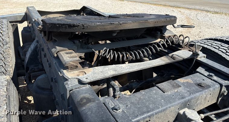 image for item EN5524 2008 Peterbilt 388 semi truck