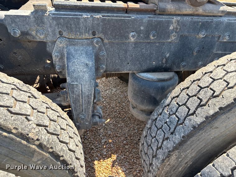 image for item EN5524 2008 Peterbilt 388 semi truck