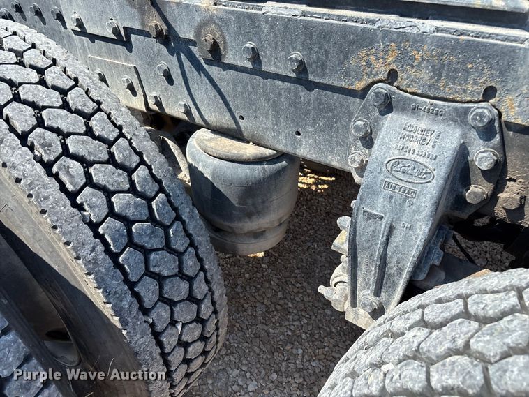 image for item EN5524 2008 Peterbilt 388 semi truck